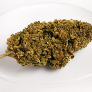 Cogollo de Banana Smash CBD con tonos verdes y resina con aroma a plátano.