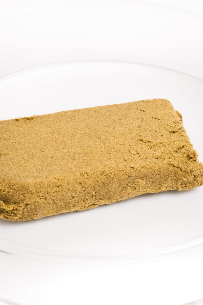 Extracto de resina rubia Blondy Dry CBD 40% con textura maleable y tono dorado.