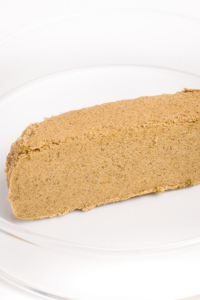 Pieza de Lemon Polen CBD tipo mousse de color rubio con textura esponjosa